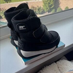 Sorel Black and White Winter Boots never worn outside! Size 4